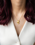 Colar Essence IV em prata banhado a ouro com pendente orgânico