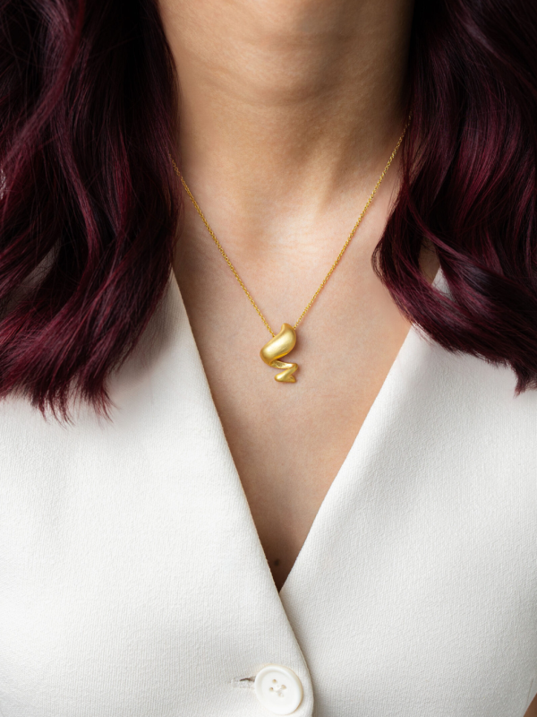 Colar Essence IV em prata banhado a ouro com pendente orgânico