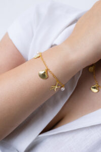 Pulseira Concha, Estrela e Pérolas SEA no pulso