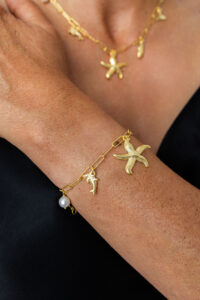 Pulseira Estrela-do-Mar e Cauda de Baleia SEA no pulso
