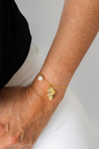 Pulseira Búzio e Pérola SEA no pulso