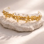 Uma tiara elegante e intemporal que acrescenta brilho ao look da noiva.