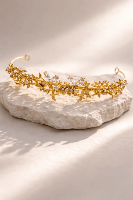Uma tiara elegante e intemporal que acrescenta brilho ao look da noiva.