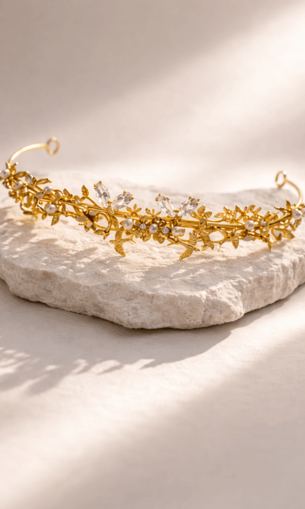 Uma tiara elegante e intemporal que acrescenta brilho ao look da noiva.