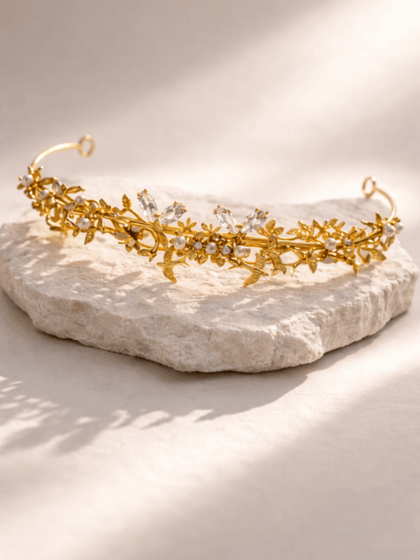 Uma tiara elegante e intemporal que acrescenta brilho ao look da noiva.
