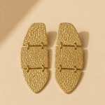 Brincos compridos em aço dourado com três elementos geométricos articulados e textura irregular