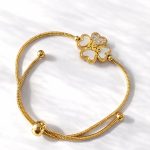 Pulseira ajustável em aço dourado com pendente de trevo de quatro folhas, inscrição Mãe e detalhes brilhantes