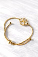 Pulseira ajustável em aço dourado com pendente de trevo de quatro folhas, inscrição Mãe e detalhes brilhantes