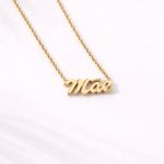 Colar em aço dourado com pendente da palavra Mãe e corrente de elos delicados