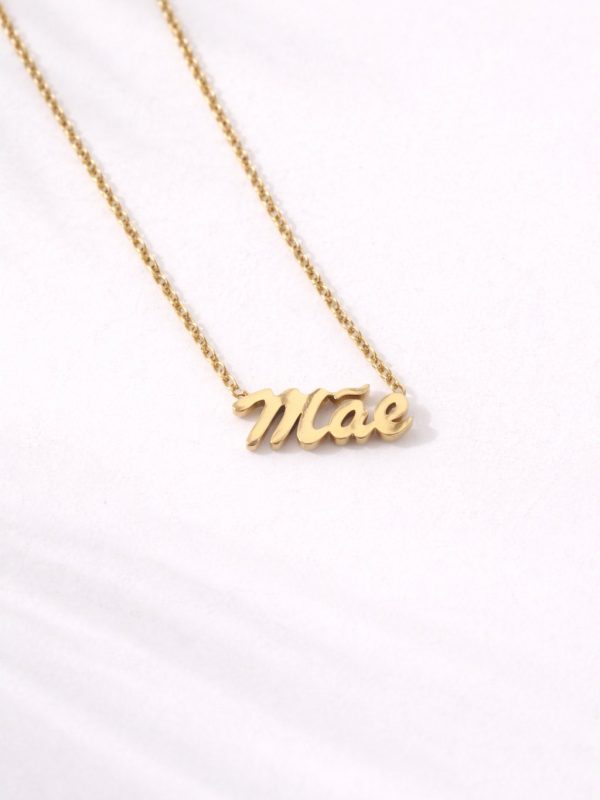 Colar em aço dourado com pendente da palavra Mãe e corrente de elos delicados