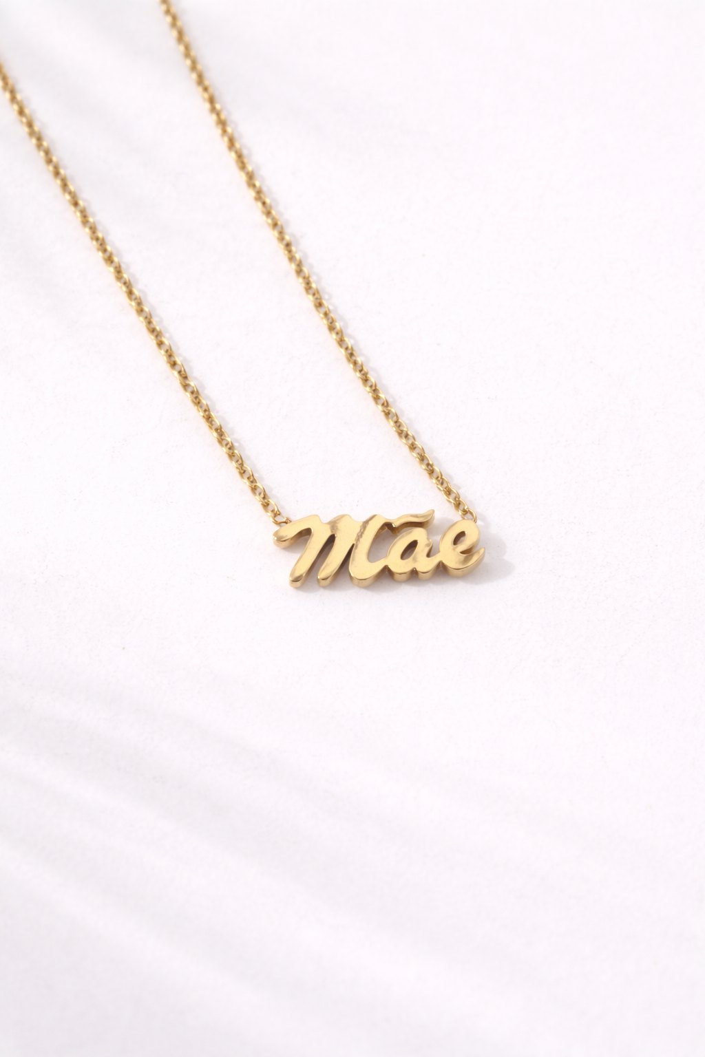2212f743-12ea-44c6-9cc7-dbdc019b0623 Colar em aço dourado com pendente da palavra Mãe e corrente de elos delicados