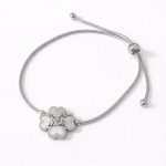 Pulseira ajustável em aço com pendente em forma de flor, inscrição Mãe e detalhes brilhantes