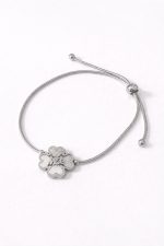 Pulseira ajustável em aço com pendente em forma de flor, inscrição Mãe e detalhes brilhantes