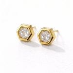 Brincos hexagonais em aço dourado com pedra central transparente e brilhante