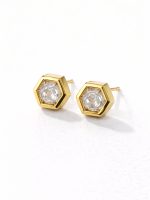 Brincos hexagonais em aço dourado com pedra central transparente e brilhante