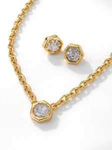 Brincos Hexagonais em Aço Dourado com Pedra Brilhante – foto 2