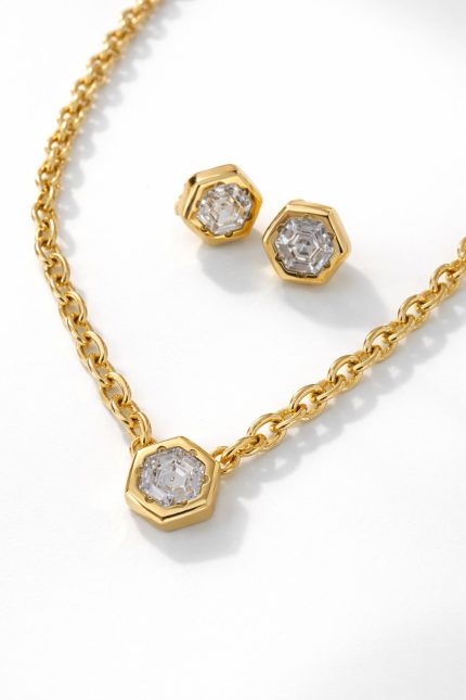 Colar Hexagonal em Aço Dourado com Pedra Brilhante – foto 2