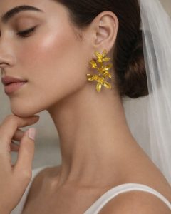 1. Brincos de noiva dourados com design floral