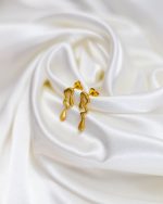 Brincos Pendente Orgânico sobre tecido branco