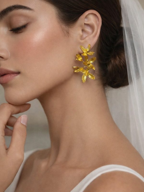 1. Brincos de noiva dourados com design floral