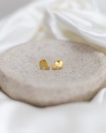 Brincos Dois Corações com design delicado
