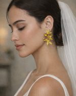 Brincos Flor de Luz dourados usados por noiva