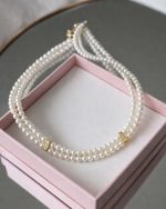Choker de pérolas com dupla fila ao pescoço de noiva