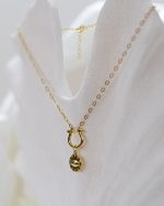 Colar Essence XIII com medalhão inspirado na forma de um olho