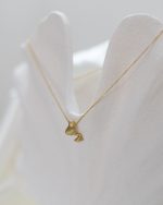 Colar em prata banhado a ouro com design orgânico e assimétrico
