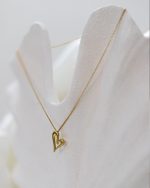 Colar Essence IX em prata banhado a ouro com pendente em forma de coração