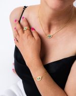 Colar olho azul em prata banhado a ouro ao pescoço