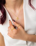 1. Anel em prata banhada a ouro com detalhe de esferas