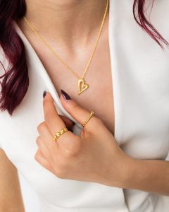 1. Anel em prata banhada a ouro com detalhe de esferas