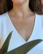Colar em prata banhado a ouro com dois corações ao pescoço