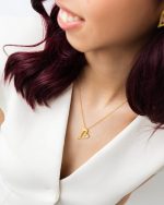 Colar Essence IX em prata banhado a ouro ao pescoço