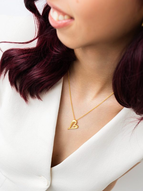 Colar Essence IX em prata banhado a ouro ao pescoço
