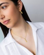 Colar Pendente Barra em prata banhado a ouro ao pescoço