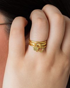 Anel Trevo e Coração em prata banhada a ouro na mão