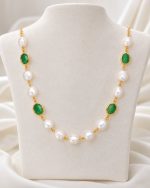 Colar de pérolas com pedras de quartzo verde