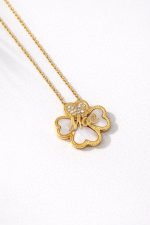 Colar em aço dourado com pendente de trevo de quatro folhas, inscrição Mãe e detalhes brilhantes