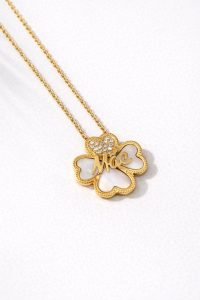 Colar em aço dourado com pendente de trevo de quatro folhas, inscrição Mãe e detalhes brilhantes