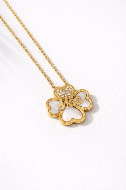 Colar em aço dourado com pendente de trevo de quatro folhas, inscrição Mãe e detalhes brilhantes