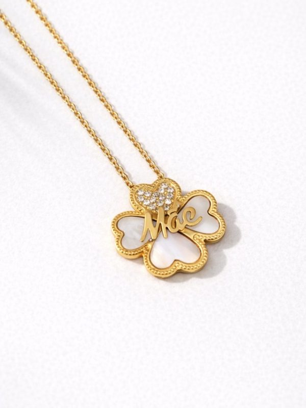 Colar em aço dourado com pendente de trevo de quatro folhas, inscrição Mãe e detalhes brilhantes