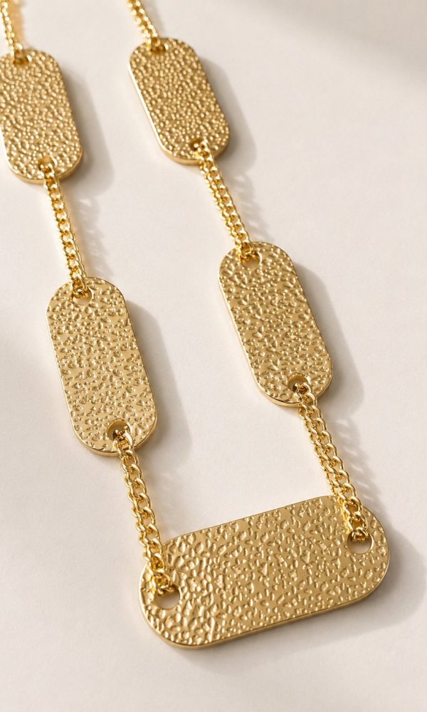 Colar em aço dourado com placas retangulares texturizadas ligadas por corrente de elos