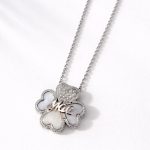 Colar em aço com pendente de trevo de quatro folhas, inscrição Mãe e pequenos detalhes brilhantes
