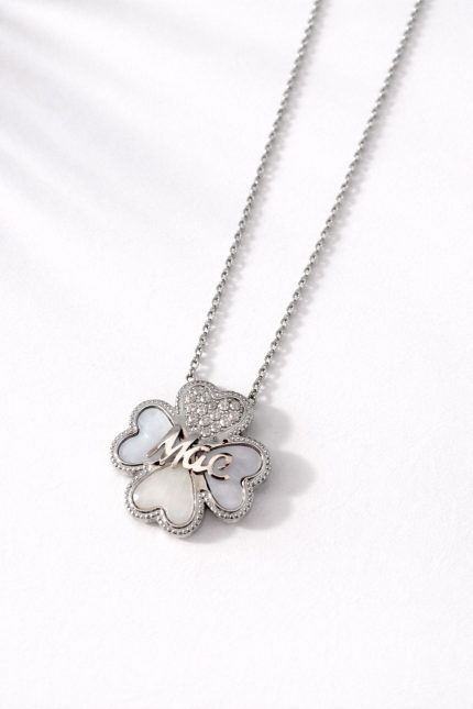 Colar em aço com pendente de trevo de quatro folhas, inscrição Mãe e pequenos detalhes brilhantes